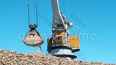 <strong>黄鹤</strong>在金属桶里搬运瓦砾.. 工业采矿概念。